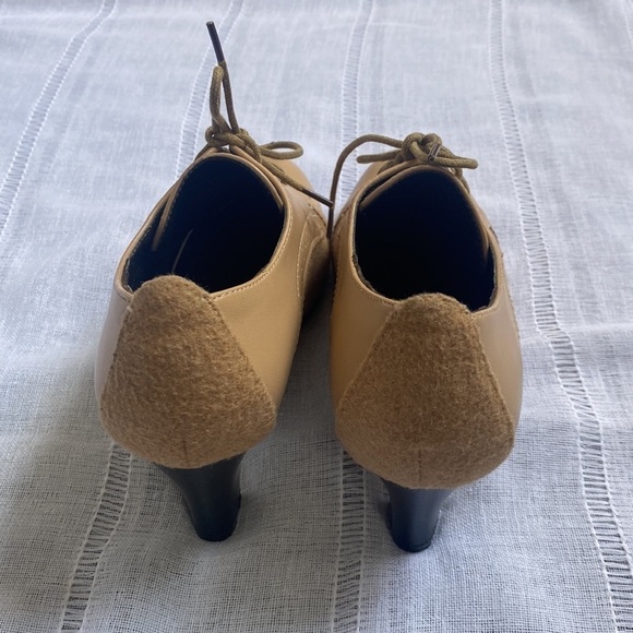 Boston Design Studio tan Oxford heels. - Picture 5 of 10